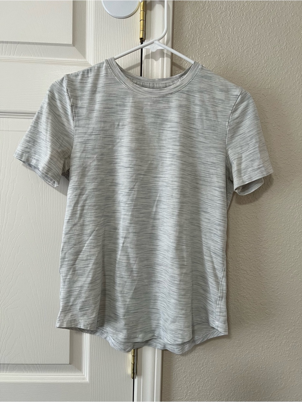 Lululemon Women’s Light Heather Gray Short Sleeve Athletic Tee Shirt
